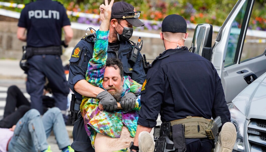 Politiet fjerner aktivister fra Extinction Rebellion i Oslo sentrum tirsdag formiddag. Politiet fjerner aktivister fra Extinction Rebellion i Oslo sentrum tirsdag formiddag.