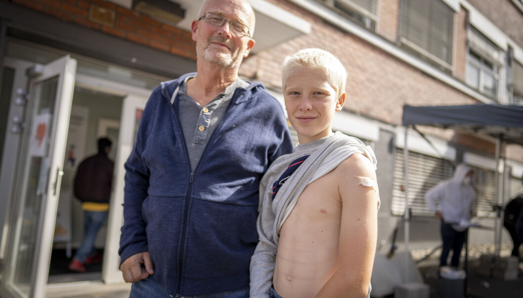 Roy Ove Lyngstad er lettet over at hans 13 år gamle sønn Eirik har fått første dose med Pfizer-vaksine på Bjerke vaksinesenter i Oslo tirsdag. Roy Ove Lyngstad er lettet over at hans 13 år gamle sønn Eirik har fått første dose med Pfizer-vaksine på Bjerke vaksinesenter i Oslo tirsdag.