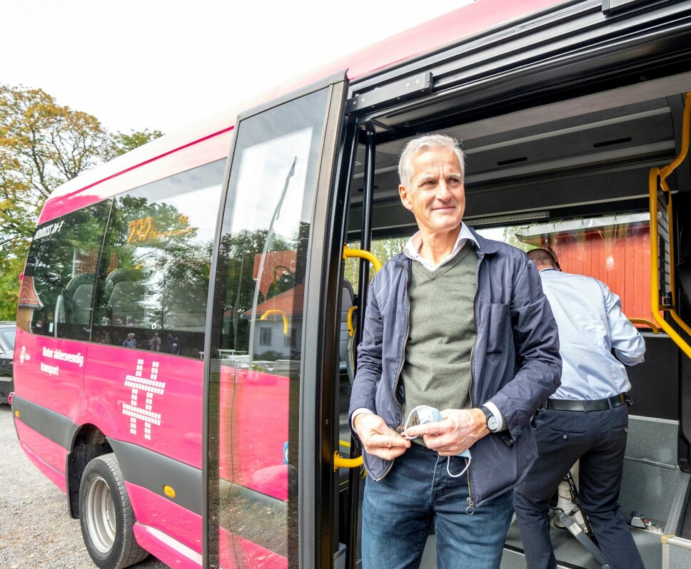 Ap-leder og rosa buss på Årvoll: — Vi ønsker rosa busser i hele landet. Det er ambisjonen, sier Jonas Gahr Støre etter å ha testet Oslos eldrebuss.