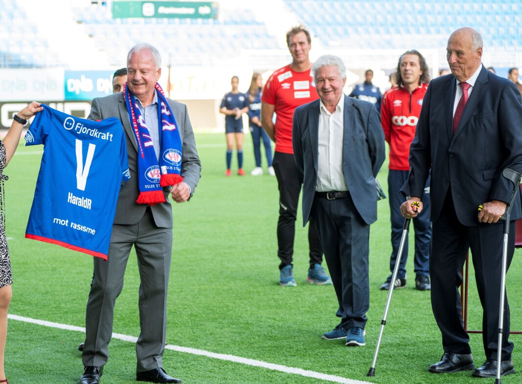 Mangeårige Vålerenga-spiller og styreleder, Rune Hansen, overrakte kong Harald den kongelige drakta fra klubben som spiller i kongeblått. Til høyre for Kongen står Åge Petter Christiansen Mangeårige Vålerenga-spiller og styreleder, Rune Hansen, overrakte kong Harald den kongelige drakta fra klubben som spiller i kongeblått. Til høyre for Kongen står Åge Petter Christiansen