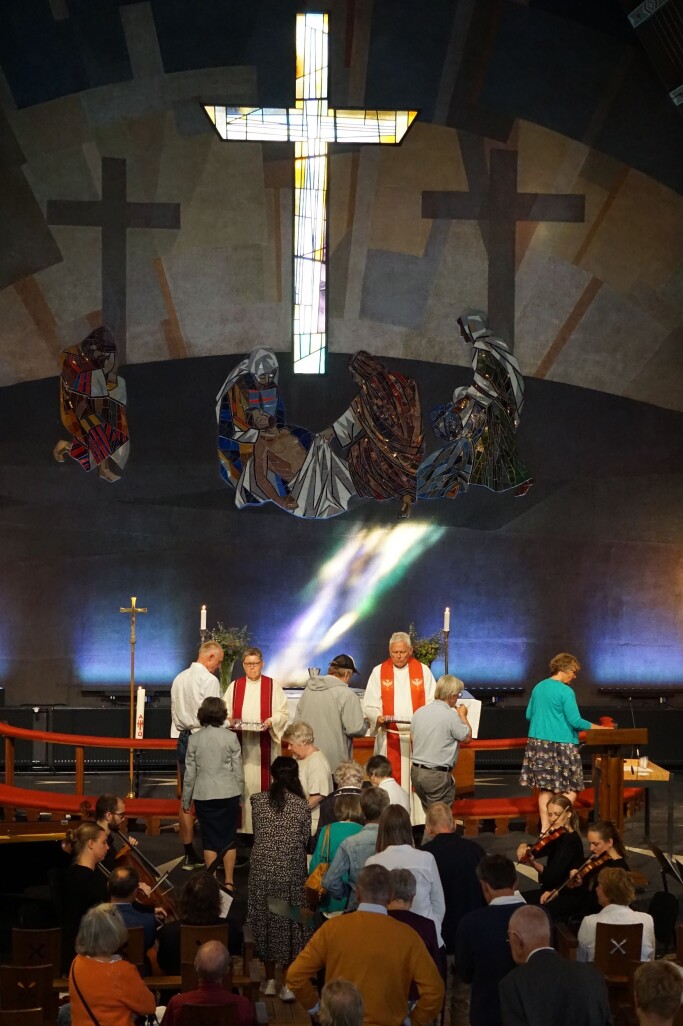 Fra nattverden under høytidsgudstjenesten i Torshov kirke i samband med nyåpning, den 22. august. Fra nattverden under høytidsgudstjenesten i Torshov kirke i samband med nyåpning, den 22. august.