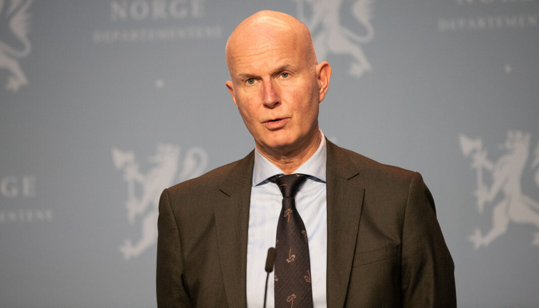 Helsedirektør Bjørn Guldvog presiserer at det er lite sannsynlig at flere tusen barn vil trenge helsehjelp etter å ha blitt smittet av koronaviruset i vinter, men at antall sykehusinnleggelser trolig vil ligge på rundt 500. Helsedirektør Bjørn Guldvog presiserer at det er lite sannsynlig at flere tusen barn vil trenge helsehjelp etter å ha blitt smittet av koronaviruset i vinter, men at antall sykehusinnleggelser trolig vil ligge på rundt 500.