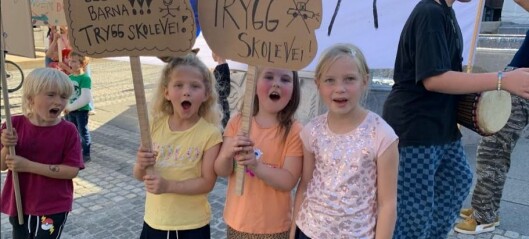 Ruseløkka-elever er lei av å ikke bli hørt og marsjerte til Rådhuset: - Nå vil vi ha trygg skolegård!