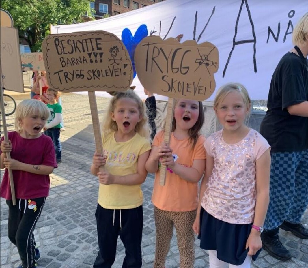 Ruseløkka-elevene utenfor Rådhuset. De har fått ny skole og med det en bilvei som går kloss opp i den åpne skolegården. Ruseløkka-elevene utenfor Rådhuset. De har fått ny skole og med det en bilvei som går kloss opp i den åpne skolegården.