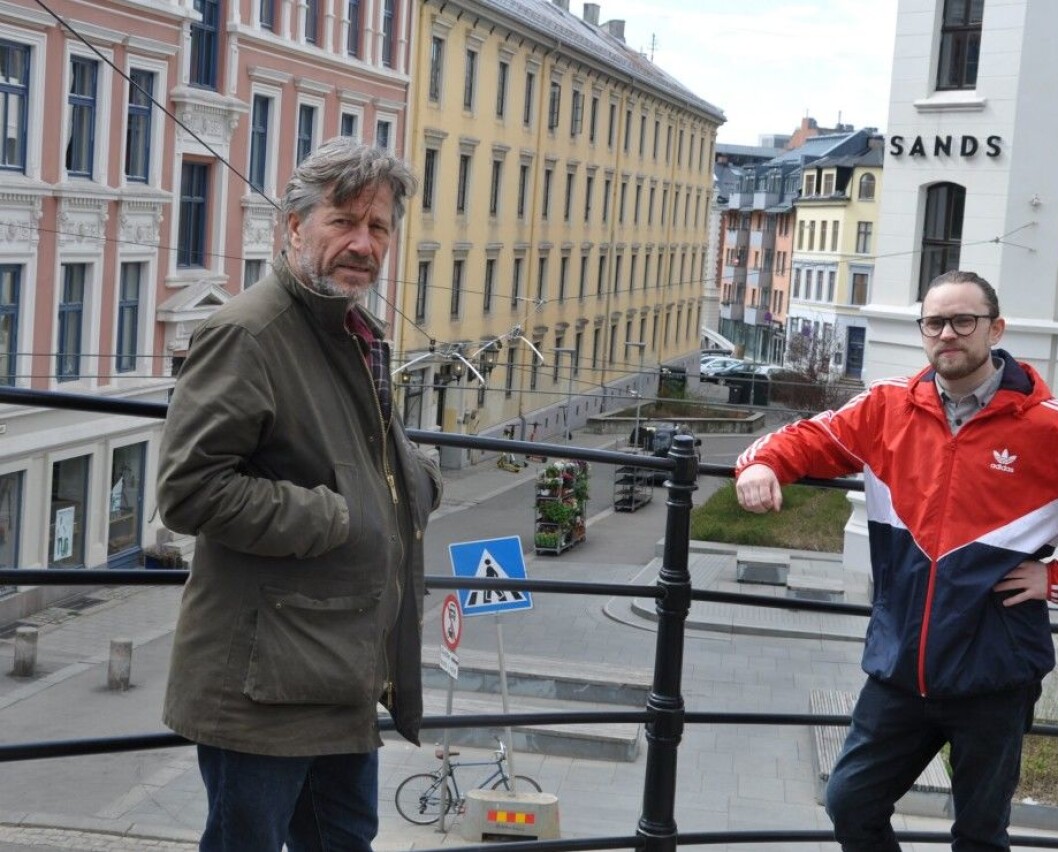 Nicolay Lange-Nielsen (MDG) og Bjarne Lagesen (Ap) viser hva de mener med at stenging av Ruseløkkveien ved skolen kan bli en tilnærmet bilfri akse til baksiden av Aker Brygge og Filipstad. Nicolay Lange-Nielsen (MDG) og Bjarne Lagesen (Ap) viser hva de mener med at stenging av Ruseløkkveien ved skolen kan bli en tilnærmet bilfri akse til baksiden av Aker Brygge og Filipstad.