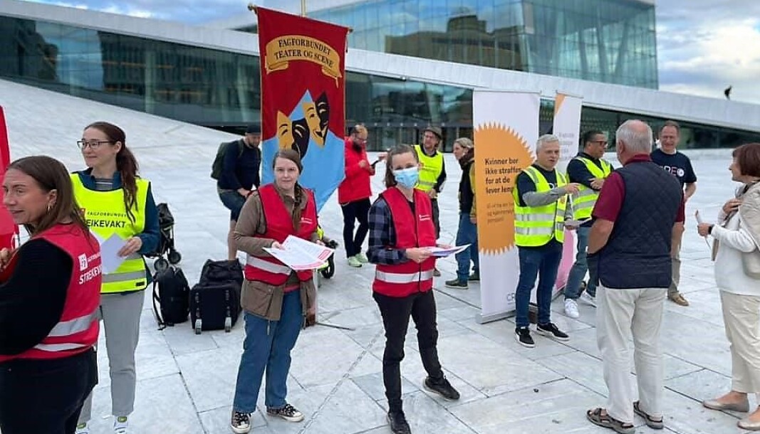De streikende ved Operaen og teatrene i Oslo har fått med seg flere stortingskandidater for partier på venstresiden til kulturmarsjen torsdag. De streikende ved Operaen og teatrene i Oslo har fått med seg flere stortingskandidater for partier på venstresiden til kulturmarsjen torsdag.