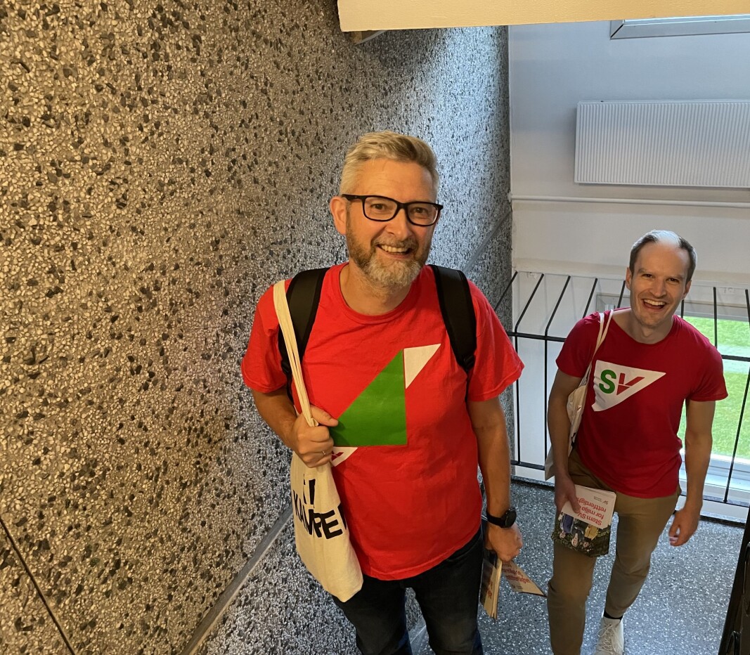 SV-politikere gikk fra dør til dør på Haugenstua torsdag kveld. Fremst går Oslo SVs 4. kandidat på stortingslista, Cato Brunvand Ellingsen. Partifelle Eivind Digranes følger like bak. Ellingsen ligger an til å kapre et utjamningsmandat til Stortinget, viste en TV2-beregning sist uke. SV-politikere gikk fra dør til dør på Haugenstua torsdag kveld. Fremst går Oslo SVs 4. kandidat på stortingslista, Cato Brunvand Ellingsen. Partifelle Eivind Digranes følger like bak. Ellingsen ligger an til å kapre et utjamningsmandat til Stortinget, viste en TV2-beregning sist uke.