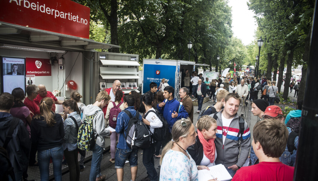 Til valgbodene på Karl Johan kommer ungdom som har lyst til å bli klokere på hva de politiske partiene står for. Til valgbodene på Karl Johan kommer ungdom som har lyst til å bli klokere på hva de politiske partiene står for.