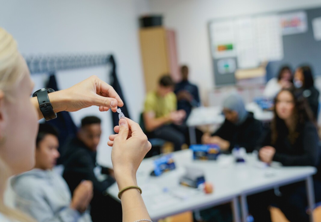 En lærer ved Apaløkka skole viser hvordan elevene skal gjennomføre hurtigtesten. Dette er den samme testen utdanningsetaten ikke ville gi til private skoler og friskoler. En lærer ved Apaløkka skole viser hvordan elevene skal gjennomføre hurtigtesten. Dette er den samme testen utdanningsetaten ikke ville gi til private skoler og friskoler.