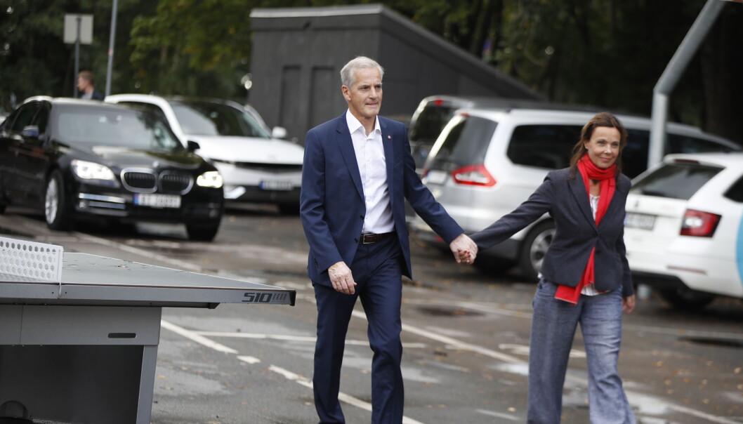Ap-leder Jonas Gahr Støre og hans kone Marit Slagsvold på vei for avgi sine stemmer i stortingsvalget 2021 på Svendstuen skole søndag formiddag. Foto: Javad Parsa / NTB Ap-leder Jonas Gahr Støre og hans kone Marit Slagsvold på vei for avgi sine stemmer i stortingsvalget 2021 på Svendstuen skole søndag formiddag. Foto: Javad Parsa / NTB