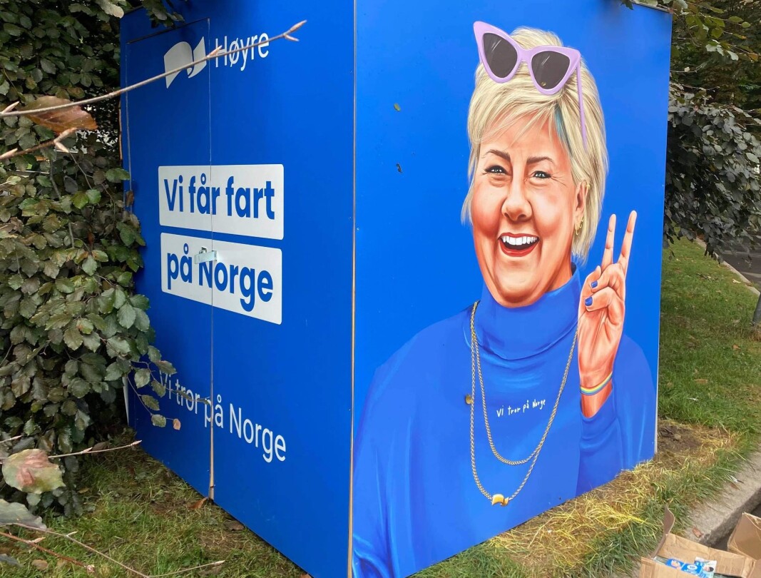 To valgkampmedarbeidere og en forbipasserende klarte å få Erna på beina igjen etter hærverket. To valgkampmedarbeidere og en forbipasserende klarte å få Erna på beina igjen etter hærverket.