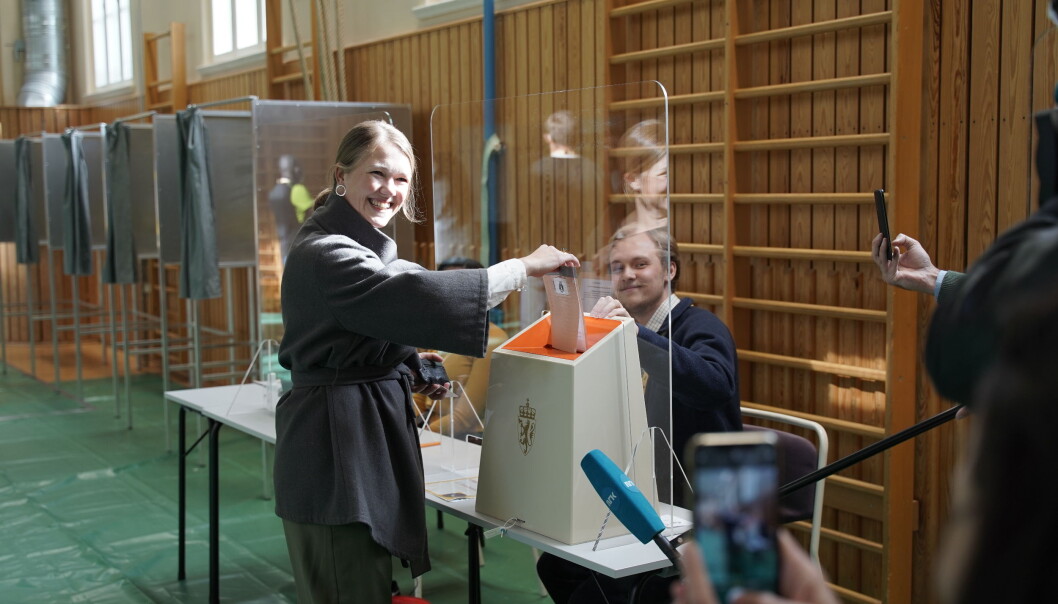 MDGs partileder Une Bastholm på Foss videregående skole i Oslo hvor hun mandag formiddag avla sin stemme. MDGs partileder Une Bastholm på Foss videregående skole i Oslo hvor hun mandag formiddag avla sin stemme.
