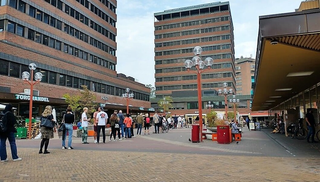 Køen strakk seg lang på Tøyen torg ved forhåndsstmemmingen. Køen strakk seg lang på Tøyen torg ved forhåndsstmemmingen.