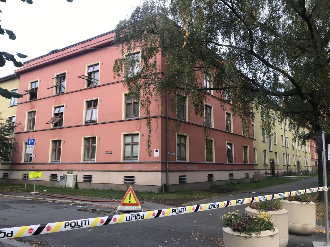 Det var en stund fare for at brannen skulle spre seg. Og brannskader i en oppgang og røykutvikling førte til at politi og brannvesen evakuerte beboere i fire oppganger. Det var en stund fare for at brannen skulle spre seg. Og brannskader i en oppgang og røykutvikling førte til at politi og brannvesen evakuerte beboere i fire oppganger.