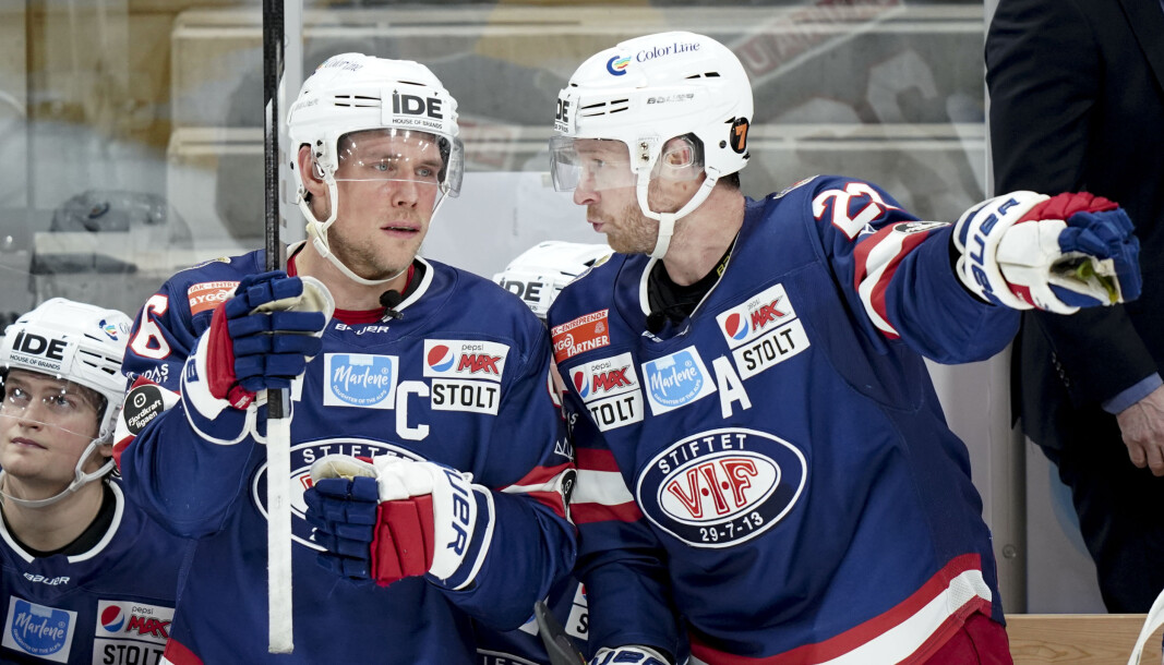 Vålerengas Tobias Lindström (t.v) og Martin Røymark diskuterer kampen mot Storhamar. Vålerengas Tobias Lindström (t.v) og Martin Røymark diskuterer kampen mot Storhamar.