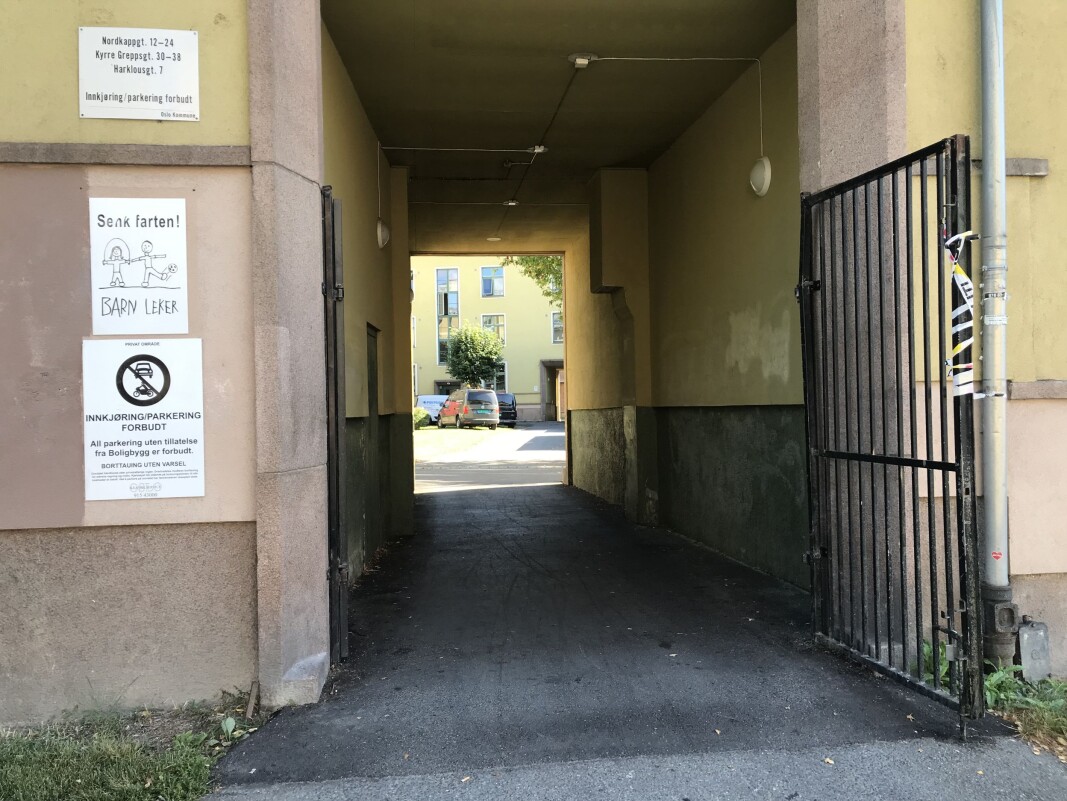 To porter fører inn til bygården der det brant natt til tirsdag, i kvartalet Nordkappgata/Kyrre Grepps gate/ Harklous plass. Begge portene står åpne døgnet rundt, ifølge beboerne . To porter fører inn til bygården der det brant natt til tirsdag, i kvartalet Nordkappgata/Kyrre Grepps gate/ Harklous plass. Begge portene står åpne døgnet rundt, ifølge beboerne .