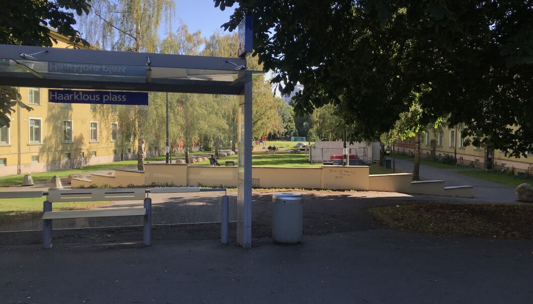 Bydelen og kommunen har opparbeidet et populært og velholdt grøntområde for beboerne rundt Haarklos plass, og en gate er stengt for gjennomgangstrafikk, slik at barn kan leke trygt. Bydelen og kommunen har opparbeidet et populært og velholdt grøntområde for beboerne rundt Haarklos plass, og en gate er stengt for gjennomgangstrafikk, slik at barn kan leke trygt.