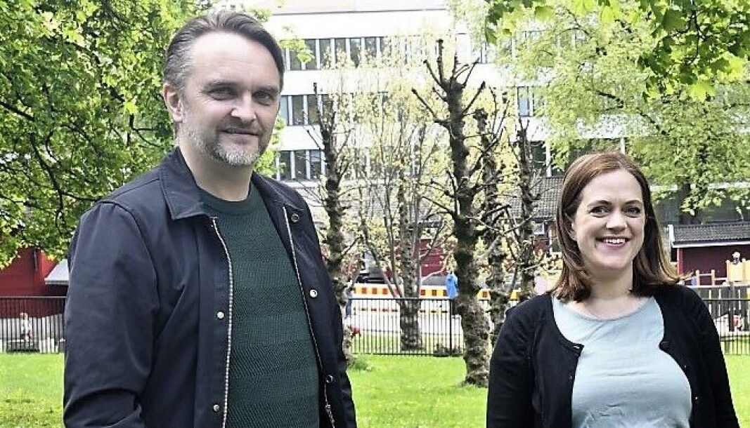 Foreldrerepresentantene Stian Schjelderup og Helen Rist jubler over at det nå høyst sannsynlig blir gangvei mellom de to barnehagene i Sofienbergparken øst, for å skape enklere tilgang til parkens uteområder for elevene ved Sofienberg skole. Foreldrerepresentantene Stian Schjelderup og Helen Rist jubler over at det nå høyst sannsynlig blir gangvei mellom de to barnehagene i Sofienbergparken øst, for å skape enklere tilgang til parkens uteområder for elevene ved Sofienberg skole.