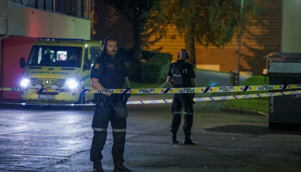 Politi og ambulansepersonell på Trosterud etter skyteepisoden. Politi og ambulansepersonell på Trosterud etter skyteepisoden.