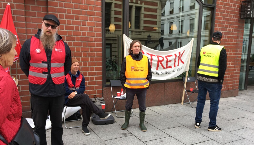 Utenfor Det norske teatret står flere av sceneteknikerne, organisert i Fagforbundet, på streikevakt. Fra venstre: Børge Løkke Knudsen, Bjørn Widemark, Mats Ivar Takle og Karl Hirsch. Utenfor Det norske teatret står flere av sceneteknikerne, organisert i Fagforbundet, på streikevakt. Fra venstre: Børge Løkke Knudsen, Bjørn Widemark, Mats Ivar Takle og Karl Hirsch.