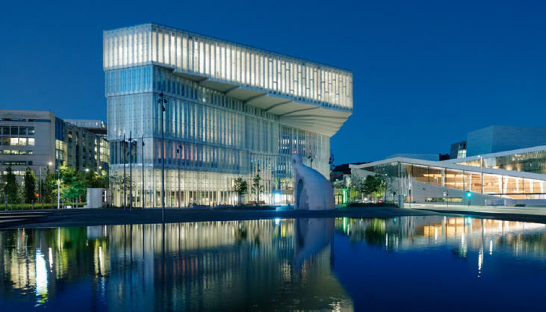 Hovedbiblioteket i Bjørvika er en av tre prosjekter i «finalen» i Oslo bys arkitekturpris. — Bygningen har vakker materialitet, stor idérikdom, og er blitt en sterk og tydelig karakter i havnen, skriver nominasjonsutvalget i beskrivelsen. Hovedbiblioteket i Bjørvika er en av tre prosjekter i «finalen» i Oslo bys arkitekturpris. — Bygningen har vakker materialitet, stor idérikdom, og er blitt en sterk og tydelig karakter i havnen, skriver nominasjonsutvalget i beskrivelsen.