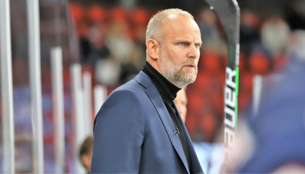 En skuffet hovedtrener Kenneth Larsen er ferdig som hovedtrener i Vålerenga ishockey. En skuffet hovedtrener Kenneth Larsen er ferdig som hovedtrener i Vålerenga ishockey.