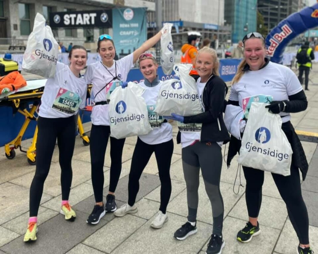 Blide ploggere - altså joggere som plukker søppel - etter målgang i Oslo Maraton. Nå roses arrangøren av politiet. Blide ploggere - altså joggere som plukker søppel - etter målgang i Oslo Maraton. Nå roses arrangøren av politiet.
