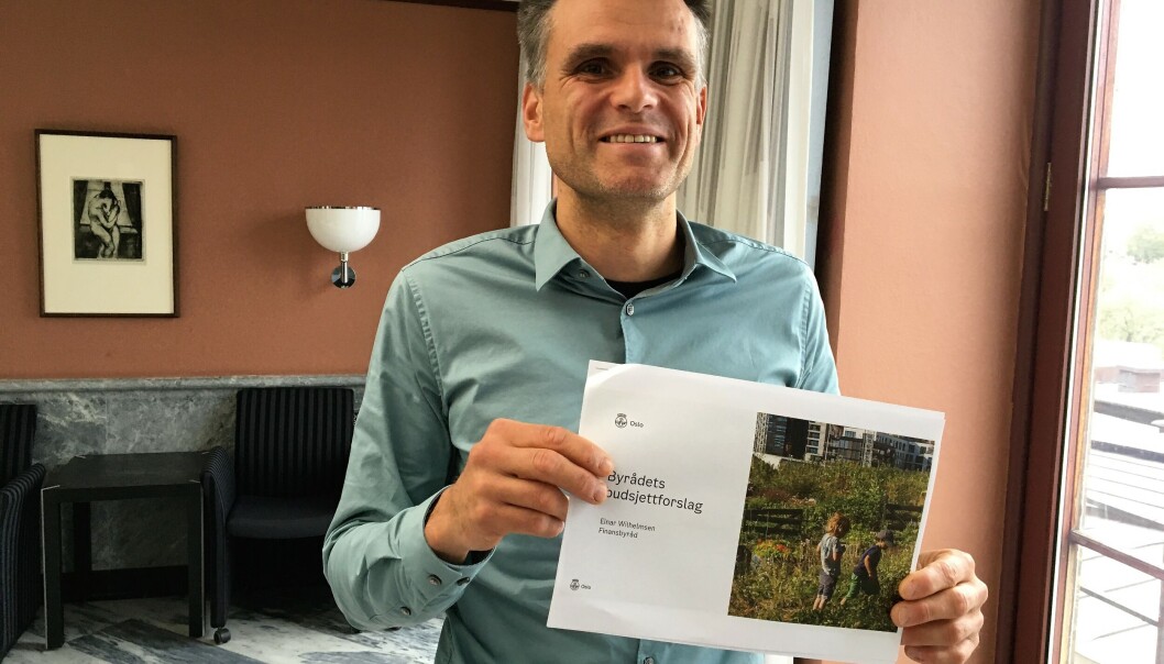En strålende fornøyd finansbyråd Einar Wilhelmsen (MDG) viser frem budsjettforslaget. En strålende fornøyd finansbyråd Einar Wilhelmsen (MDG) viser frem budsjettforslaget.
