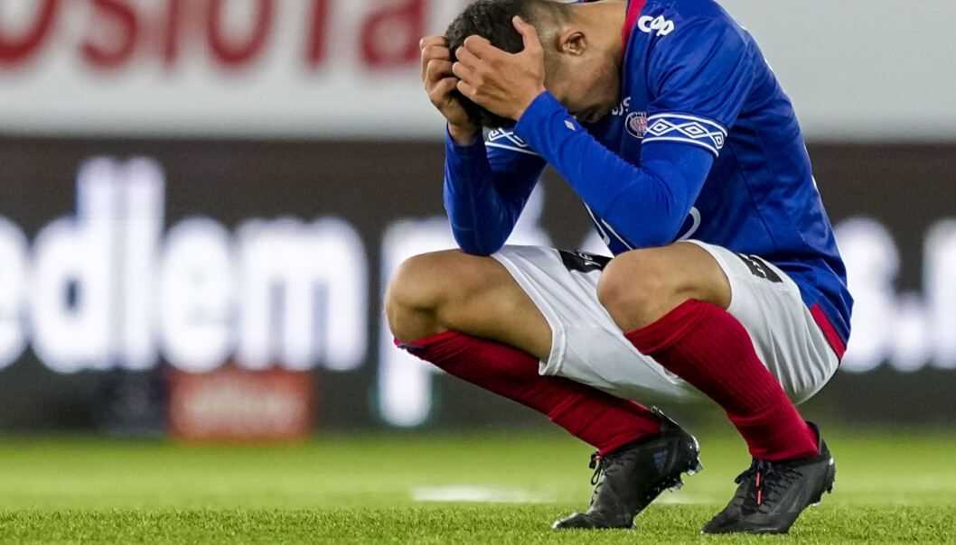 Osame Sahraoui ble utvist da Vålerenga tapte 0-3 hjemme mot Odd i fotball-NMs 3. runde. Osame Sahraoui ble utvist da Vålerenga tapte 0-3 hjemme mot Odd i fotball-NMs 3. runde.