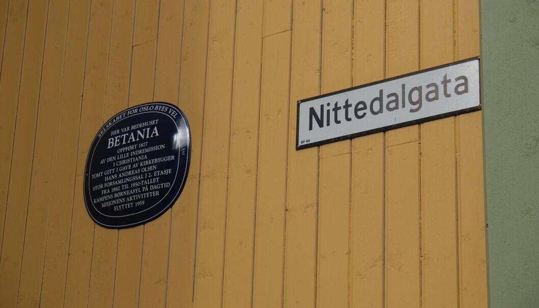 Det blå skiltet henger på veggen i Nittedalgata 8. Det blå skiltet henger på veggen i Nittedalgata 8.