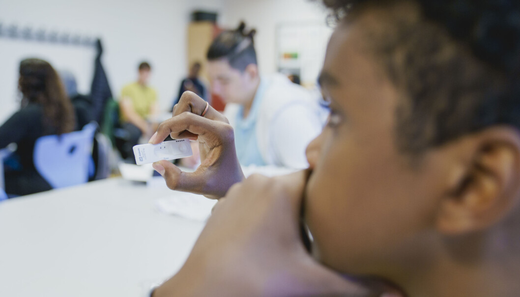Imran Abdi Kedir tar selvtesten i klasserommet på Apalløkka skole. Fredag skal alle barneskoleelever teste seg, til sammen 47.000 elever. Imran Abdi Kedir tar selvtesten i klasserommet på Apalløkka skole. Fredag skal alle barneskoleelever teste seg, til sammen 47.000 elever.