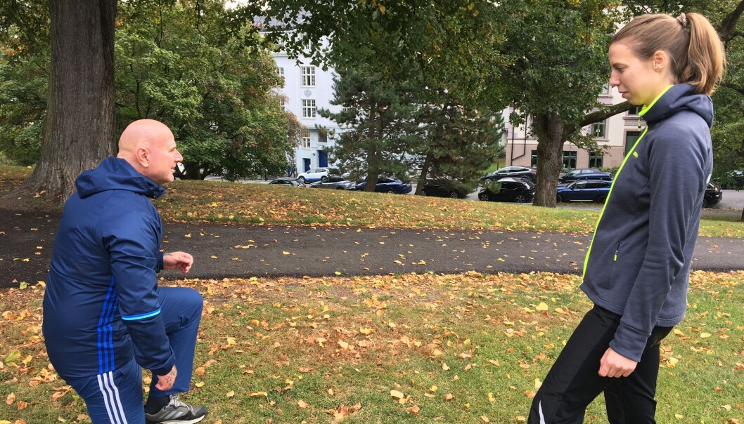 Kneøvelser står på repertoaret i Uranienborgparken. Kneøvelser står på repertoaret i Uranienborgparken.