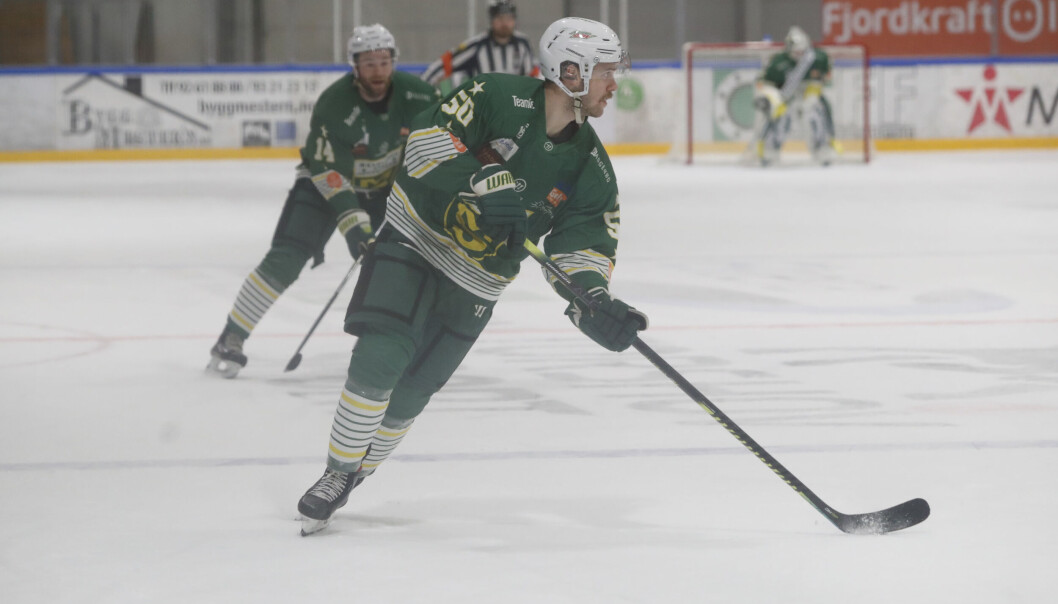 Mangleruds Steffen Ratejczak fikk en hard ishockeykamp mot Stjernen i kveld. Mangleruds Steffen Ratejczak fikk en hard ishockeykamp mot Stjernen i kveld.