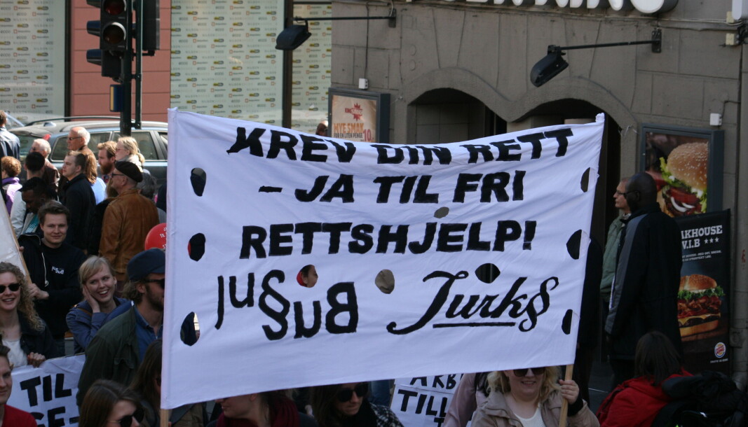 Krev din rett – ja til fri rettshjelp, sier Jussbuss. 1. mai 2015 i Oslo. Krev din rett – ja til fri rettshjelp, sier Jussbuss. 1. mai 2015 i Oslo.