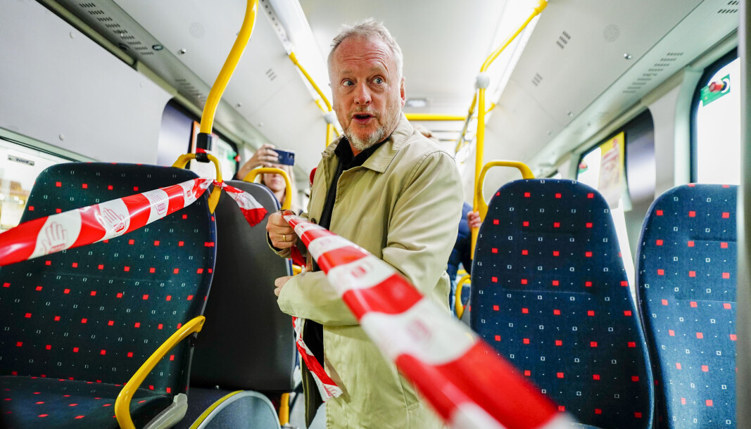 Byrådsleder Raymond Johansen (Ap) fjernet mandag koronasperringene på en buss i Oslo, etter gjenåpningen lørdag. Byrådsleder Raymond Johansen (Ap) fjernet mandag koronasperringene på en buss i Oslo, etter gjenåpningen lørdag.