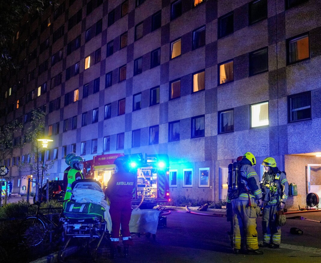 Alle nødetater rykket ut til brannen i boligblokka i Ammerudhellinga. Mange beboere ble evakuert på grunn av kraftig røyk, men ingen skal være alvorlig skadd. Alle nødetater rykket ut til brannen i boligblokka i Ammerudhellinga. Mange beboere ble evakuert på grunn av kraftig røyk, men ingen skal være alvorlig skadd.