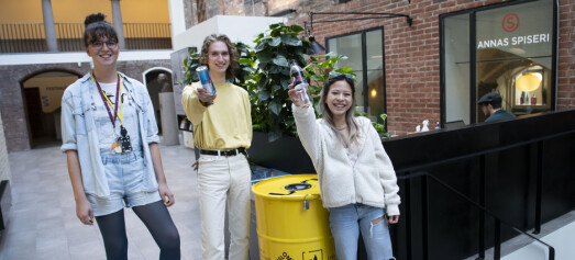 Åse, Cynthia og Sebastian samler flasker i tønner. Pengene går til grønne tiltak på storbyuniversitetet Oslo Met