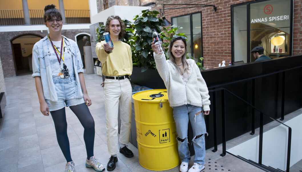 Åse Berg Dybvik og studentene Cynthia Nguyen og Sebastian Rishaug Strand på Oslo Met bidrar til den høye returgraden av pant i Norge. På skolen er det plassert ut hele 30 pantetønner, som skal gi penger til grønne tiltak. (Foto: Katrine Lunke) Åse Berg Dybvik og studentene Cynthia Nguyen og Sebastian Rishaug Strand på Oslo Met bidrar til den høye returgraden av pant i Norge. På skolen er det plassert ut hele 30 pantetønner, som skal gi penger til grønne tiltak. (Foto: Katrine Lunke)