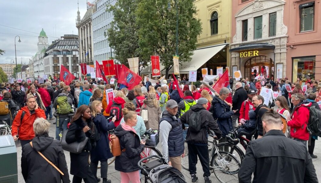 Egertorget var en av stoppestedene for Kulturmarsjen på vei fra Operaen mot hovedstadsteatrene. Det er streik blant kulturarbeidere i Oslo, og hele 435 arbeidstakere er tatt ut. Egertorget var en av stoppestedene for Kulturmarsjen på vei fra Operaen mot hovedstadsteatrene. Det er streik blant kulturarbeidere i Oslo, og hele 435 arbeidstakere er tatt ut.