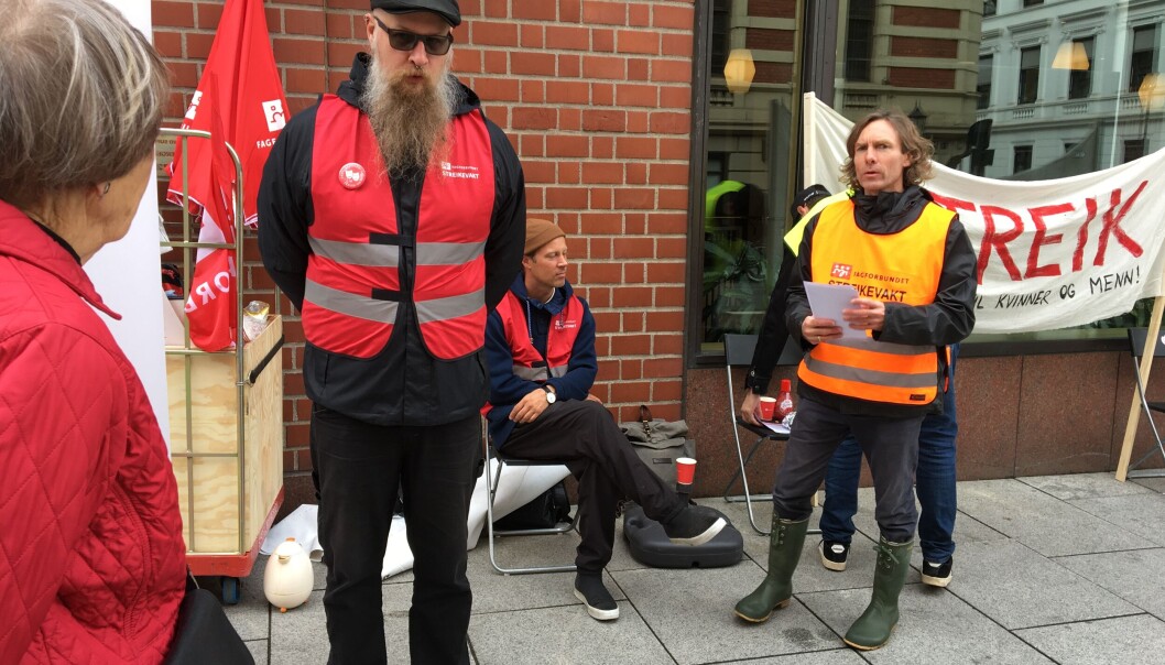 Utenfor Det norske teatret står flere av sceneteknikerne, organisert i Fagforbundet, på streikevakt. Fra venstre: Børge Løkke Knudsen, Bjørn Widemark og Mats Ivar Takle. Utenfor Det norske teatret står flere av sceneteknikerne, organisert i Fagforbundet, på streikevakt. Fra venstre: Børge Løkke Knudsen, Bjørn Widemark og Mats Ivar Takle.