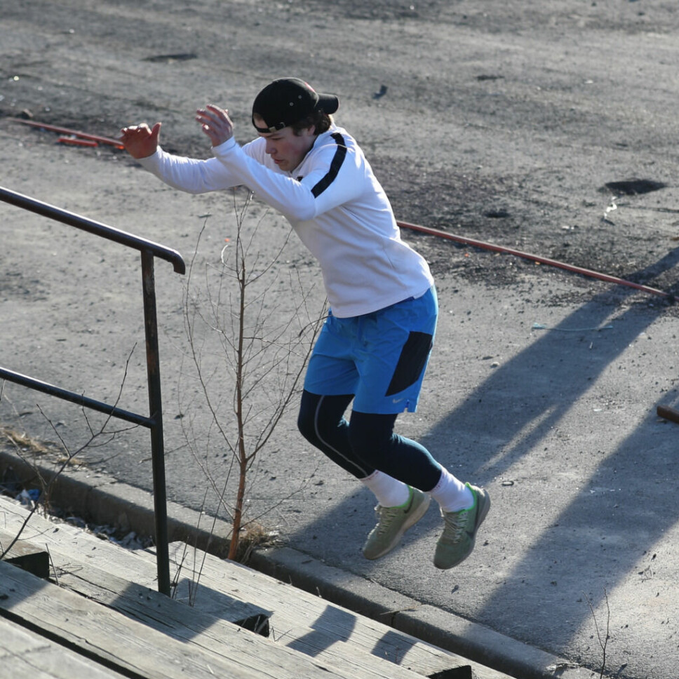 Kristian Larsen hopper trapper på utetribunen på Jordal.