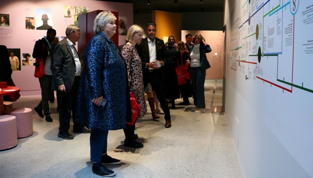 Erna Solberg (H), Guri Melby (V) og Abid Raja (V) ser den nye utstillingen i nybygget ved Villa Grande og Holocaustsenteret på Bygdøy. Erna Solberg (H), Guri Melby (V) og Abid Raja (V) ser den nye utstillingen i nybygget ved Villa Grande og Holocaustsenteret på Bygdøy.