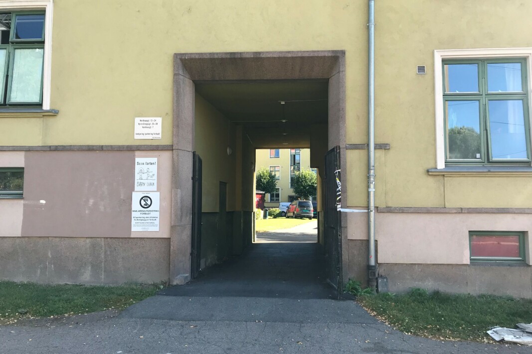 Ingen låsbar port inn i bakgård til den kommunale gården der det brant. Ofte er dørene til de 17 oppgangene ulåst. Ingen låsbar port inn i bakgård til den kommunale gården der det brant. Ofte er dørene til de 17 oppgangene ulåst.
