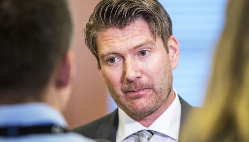 Politiadvokat Christian Hatlo sier at politiet så langt ikke har tatt stilling til om de vil be om varetektsfengsling av den andre mannen som er pågrepet etter skyteepisoden i Vika lørdag. Politiadvokat Christian Hatlo sier at politiet så langt ikke har tatt stilling til om de vil be om varetektsfengsling av den andre mannen som er pågrepet etter skyteepisoden i Vika lørdag.