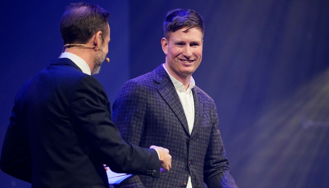 Espen Holmboe Bang (til h.) gratuleres av Espen Giertsen (med ryggen til) under utdeling av Michelin-stjerner i fjor. Espen Holmboe Bang (til h.) gratuleres av Espen Giertsen (med ryggen til) under utdeling av Michelin-stjerner i fjor.