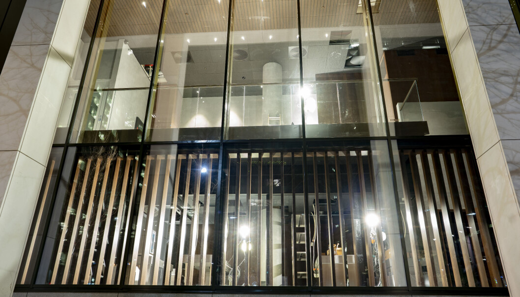 Restaurant Maaemo flyttet til Bjørvika, gjenåpnet under korona og fikk tilbake Michelin-stjerner. Nå rangeres også restauranten bak disse vinduene blant verdens 50 beste spisesteder. Restaurant Maaemo flyttet til Bjørvika, gjenåpnet under korona og fikk tilbake Michelin-stjerner. Nå rangeres også restauranten bak disse vinduene blant verdens 50 beste spisesteder.
