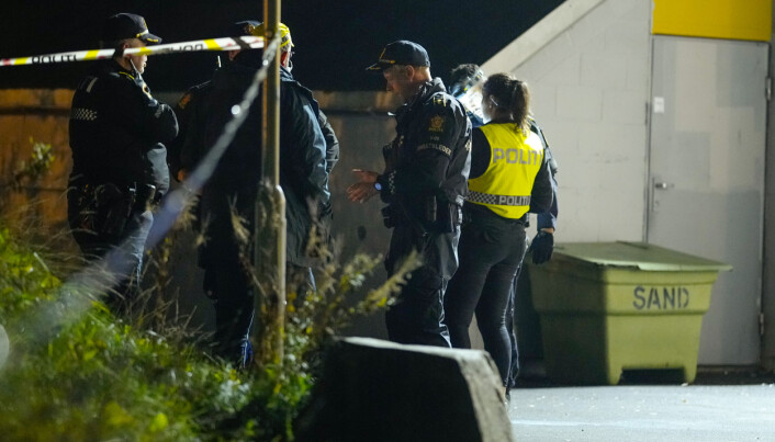 En person ble skutt på Mortensrud torsdag kveld. Her er politiet til stede med flere patruljer samme kveld. En person ble skutt på Mortensrud torsdag kveld. Her er politiet til stede med flere patruljer samme kveld.