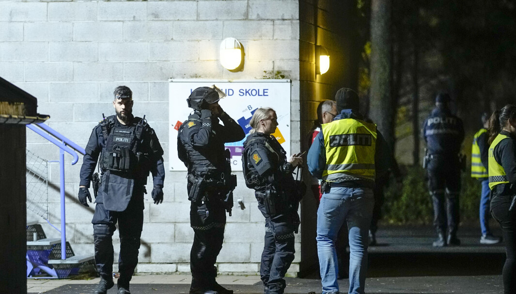 En person skal være skutt på Mortensrud, tilstanden til personen som ble skutt er ikke kjent. Politiet er på stede med flere patruljer. Foto: Fredrik Hagen / NTB En person skal være skutt på Mortensrud, tilstanden til personen som ble skutt er ikke kjent. Politiet er på stede med flere patruljer. Foto: Fredrik Hagen / NTB