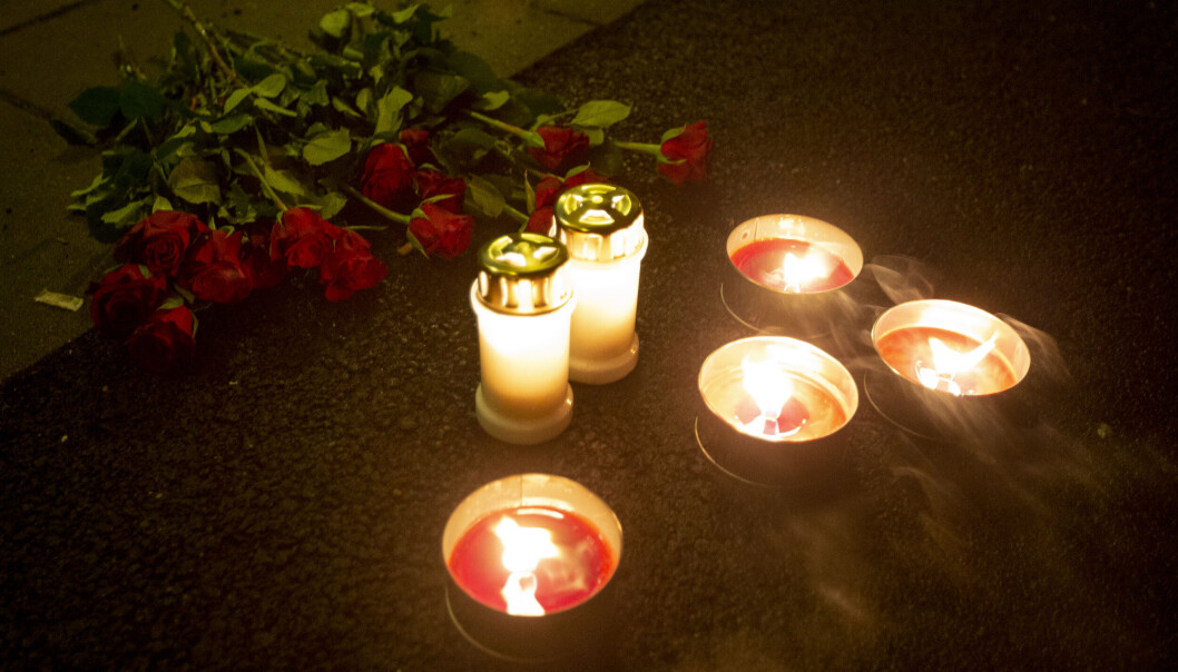 Fredag kveld er det lagt ned blomster og lys på åstedet ved Lofsrud skole på Mortensrud. Foto: Trond R. Teigen / NTB Fredag kveld er det lagt ned blomster og lys på åstedet ved Lofsrud skole på Mortensrud. Foto: Trond R. Teigen / NTB