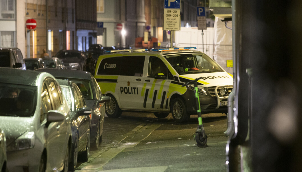 Flere politipatruljer og ambulanser er på stedet, og gaten ble sperret av under politiaksjonen. Flere politipatruljer og ambulanser er på stedet, og gaten ble sperret av under politiaksjonen.